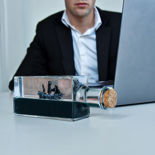 Barco pirata flotante – Para mares tranquilos en tu escritorio