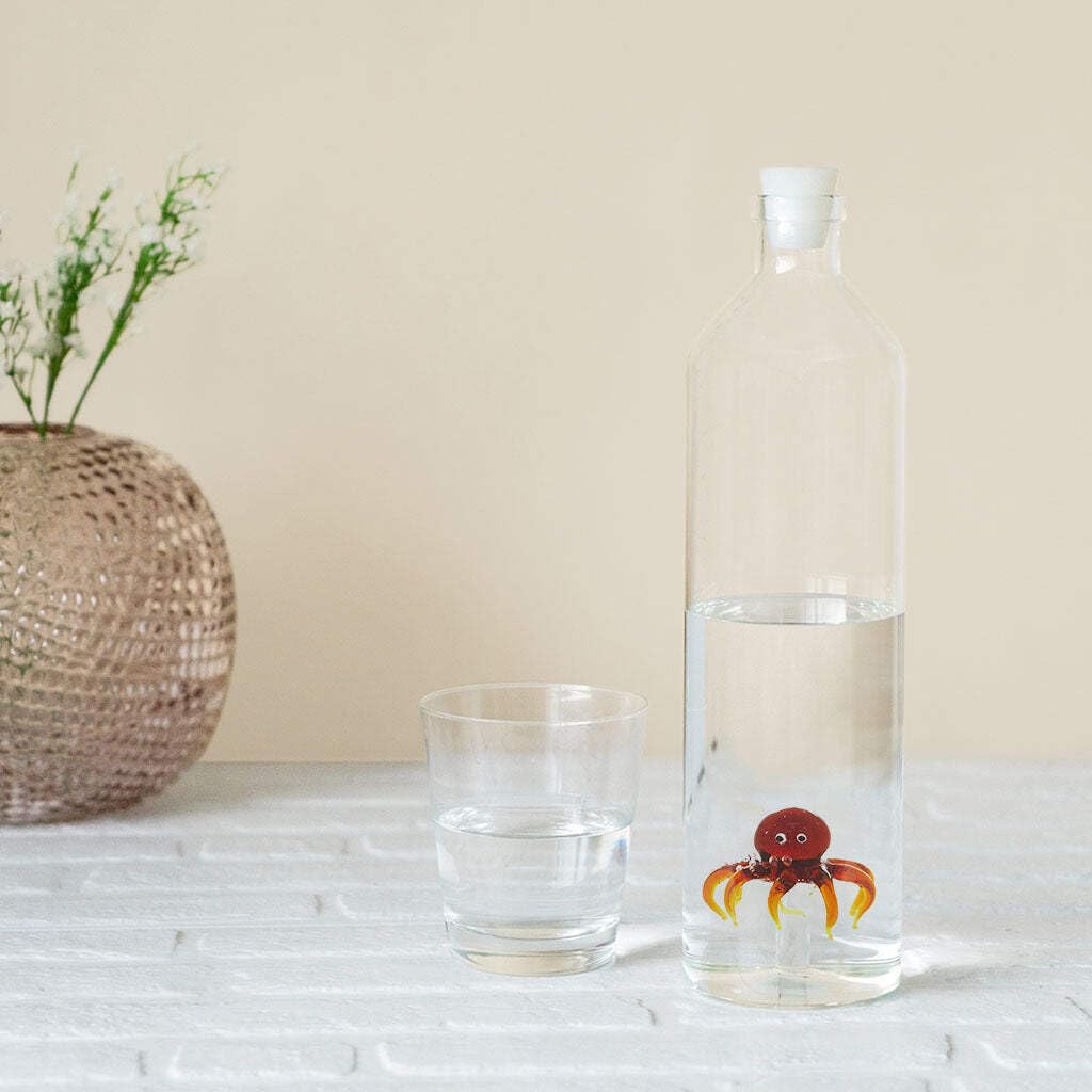 Botella con pulpo – Diseño acuático para tu nevera