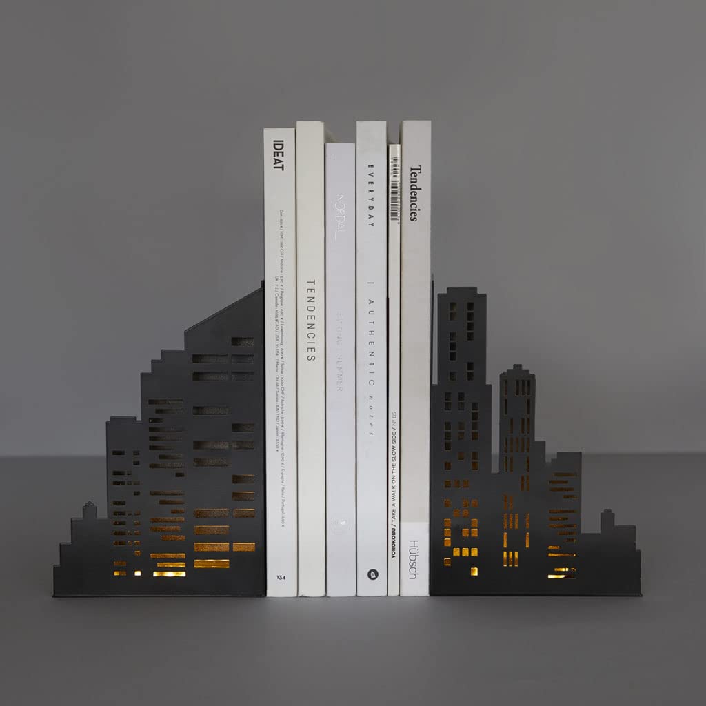 Sujetalibros skyline con luz – La ciudad iluminada entre tus novelas