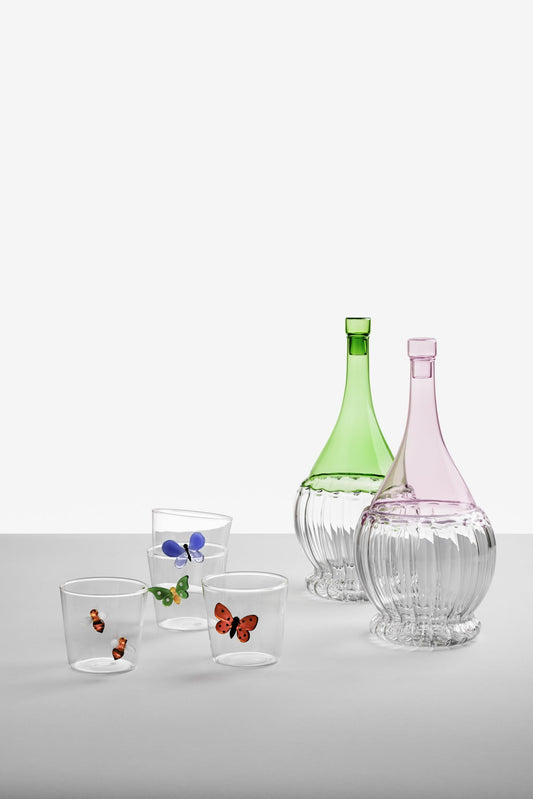 Vaso con mariposa – Un vuelo que acompaña tu bebida