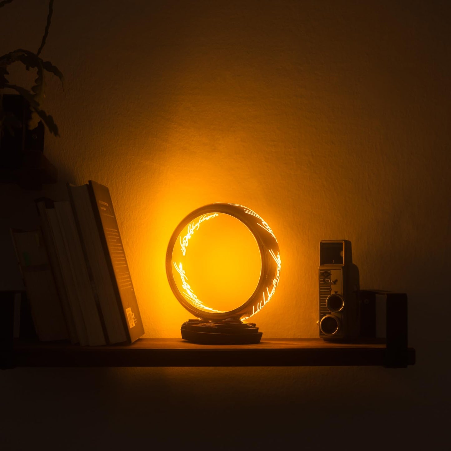 Lámpara LED Anillo Único – Un toque épico para tu rincón favorito