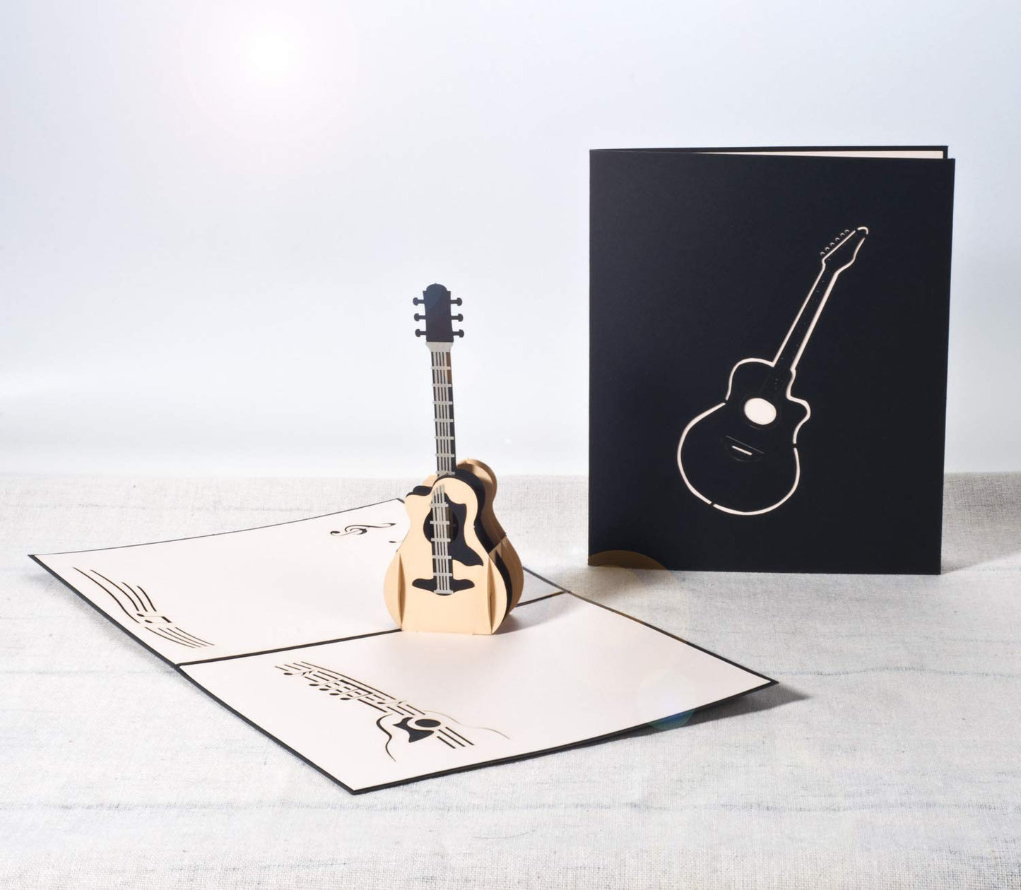 Melodía sorpresa – Tarjeta con guitarra que salta al abrirse
