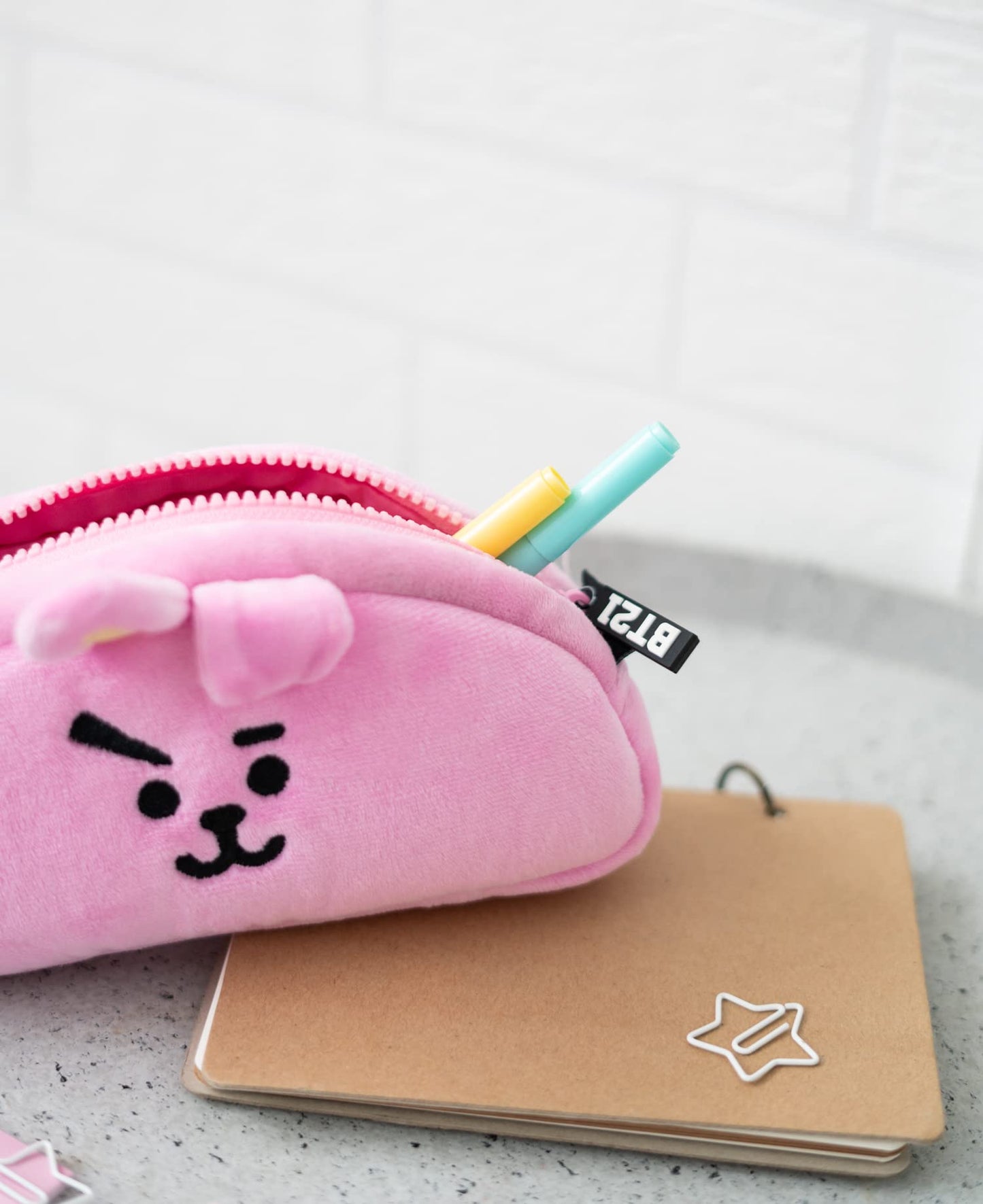 Estuche Cooky BT21 – Energía rosa para tus lápices