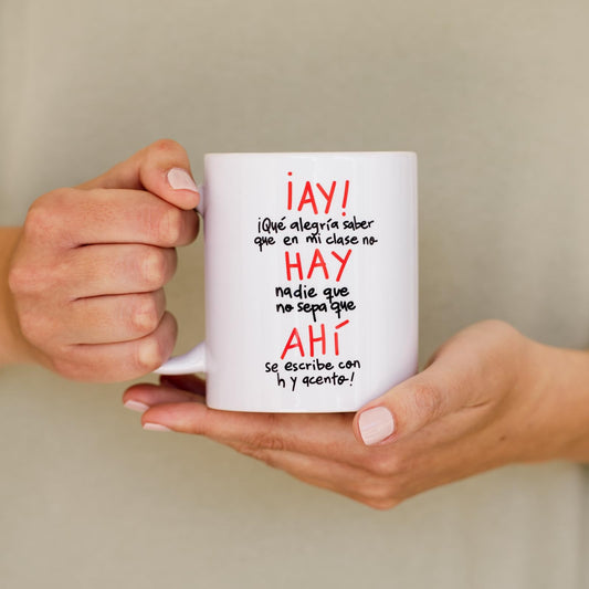 Taza “AY HAY AHÍ” – Café para profes que corrigen hasta en sueños
