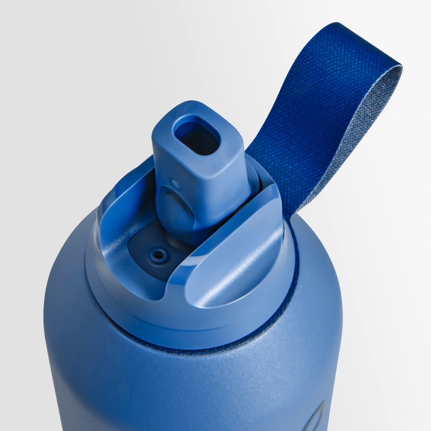 Chilly's Serie 2 Flip Botella con tapa deportiva, pajita telescópica y anillo de transporte de nailon - Tapa abre fácil, cepillo de limpieza para pajita incluido - 500ml - Whale Blue