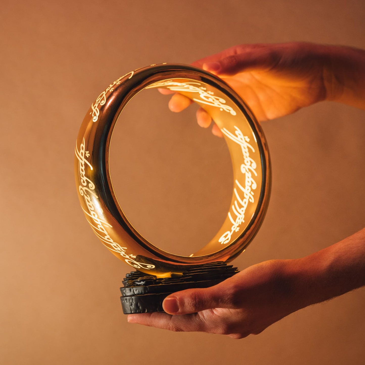Lámpara LED Anillo Único – Un toque épico para tu rincón favorito