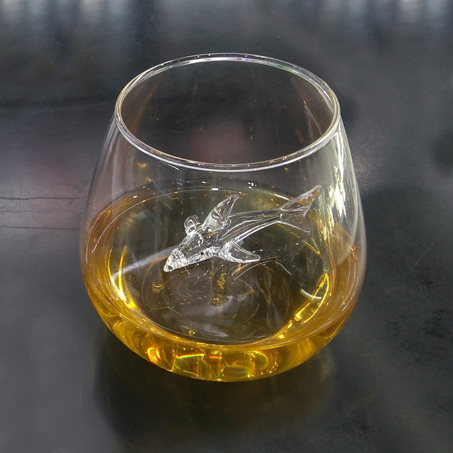 Vaso con tiburón – Sube la tensión en cada sorbo