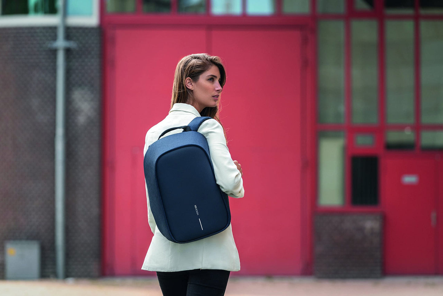 Mochila antirrobo Bobby Hero Small – Diseño sostenible y urbano con puerto USB