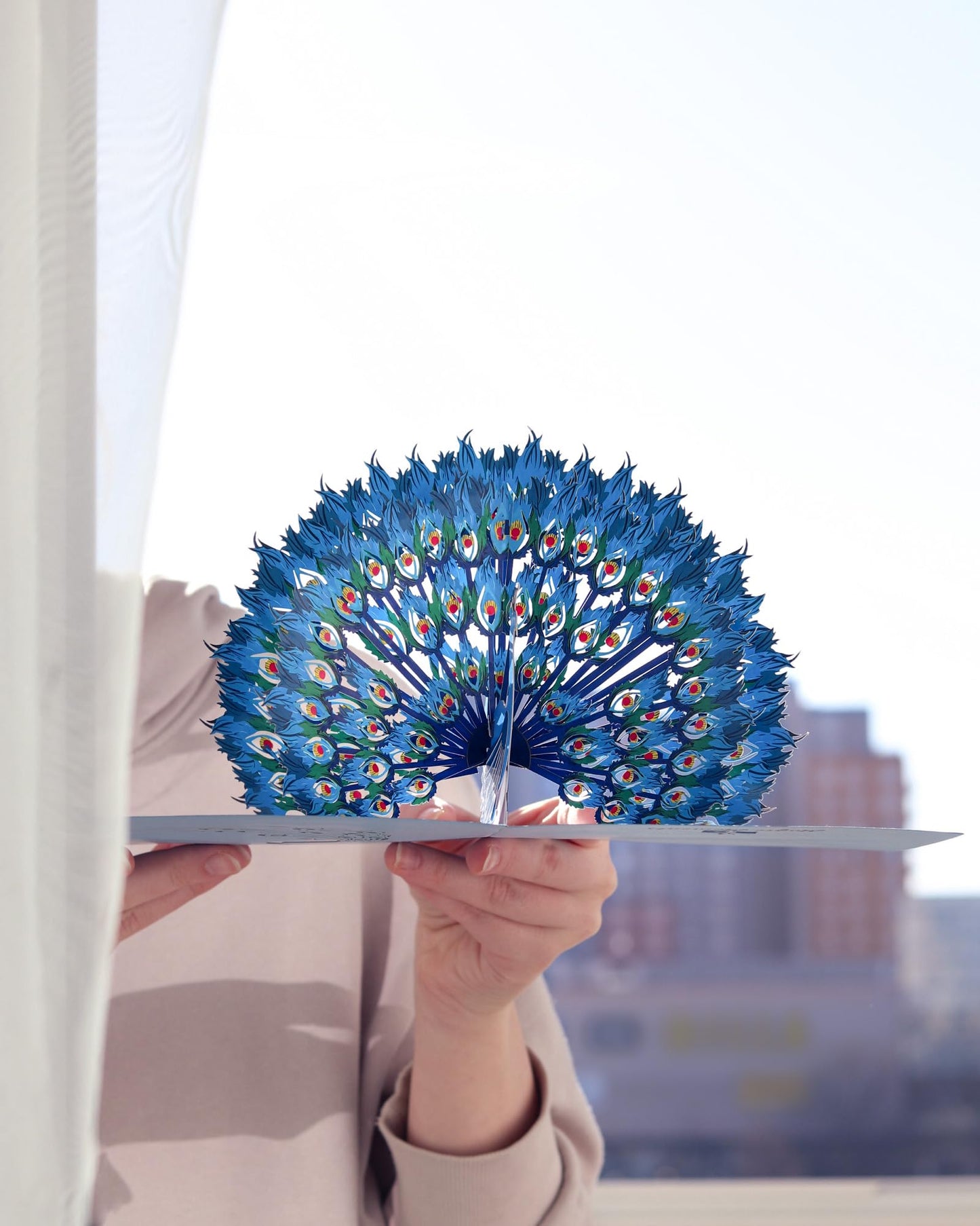 Tarjeta pavo real 3D – Orgullo, plumas y mensaje