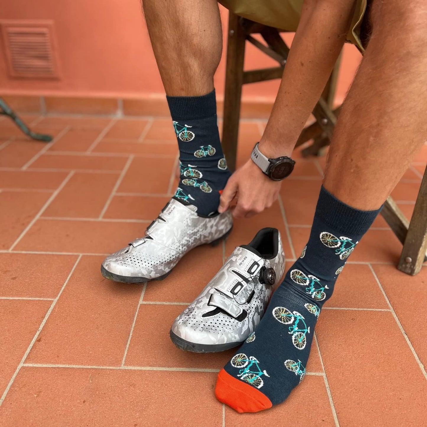 Pedal a pedal– Calcetines para ciclistas con humor