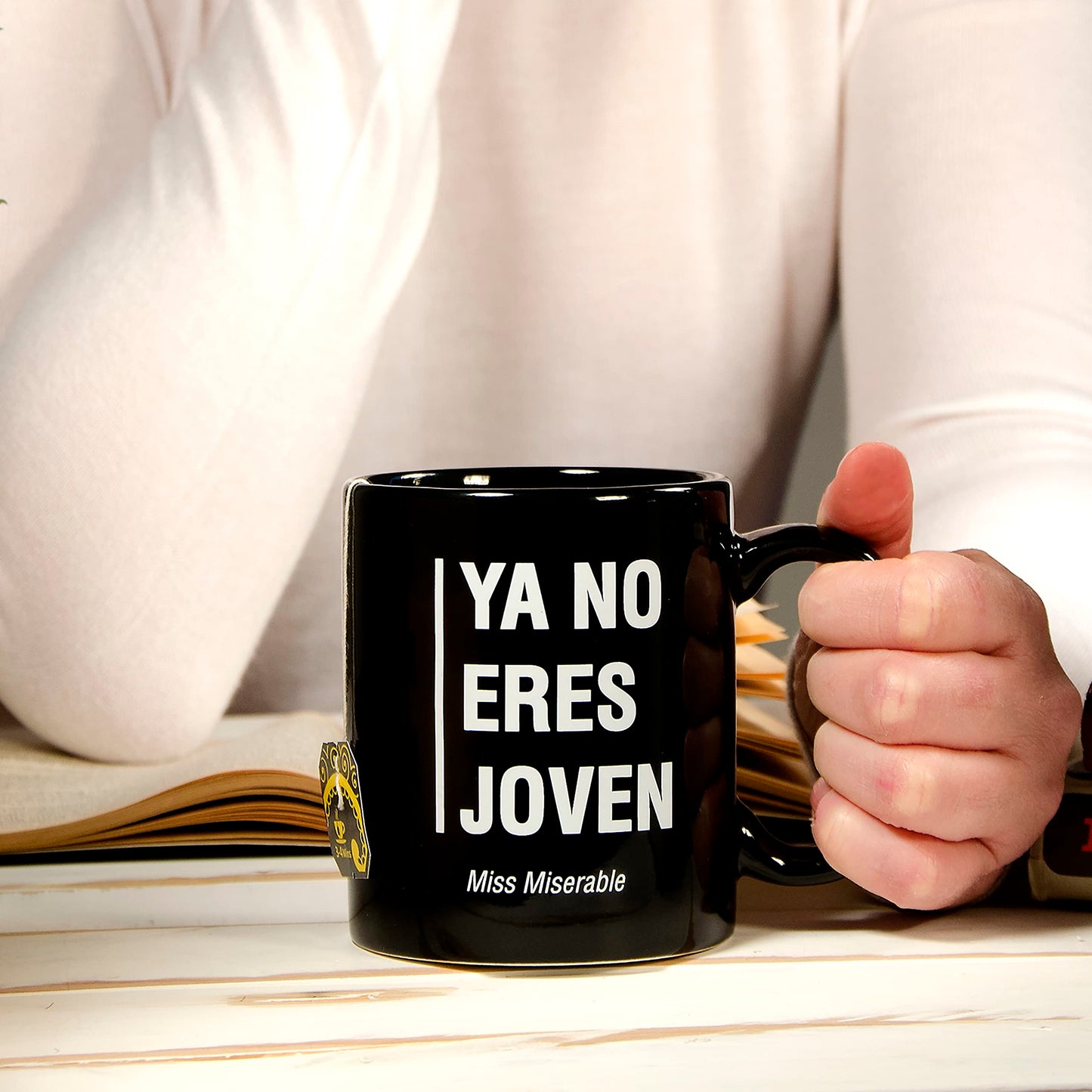 Taza "Ya no eres joven" – Café para asumirlo con sarcasmo