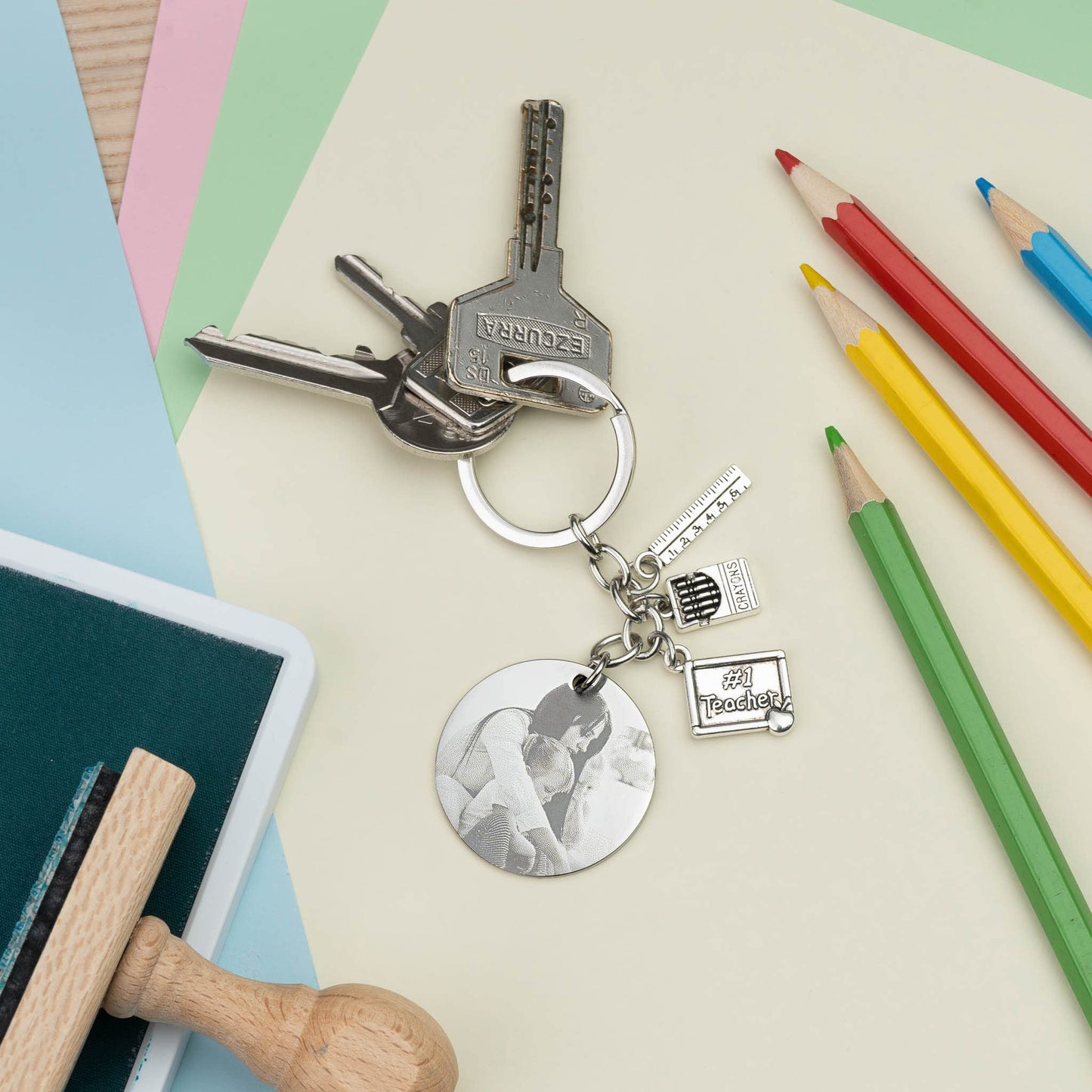 Llavero para profes personalizado – Un pedacito de aula que viaja contigo