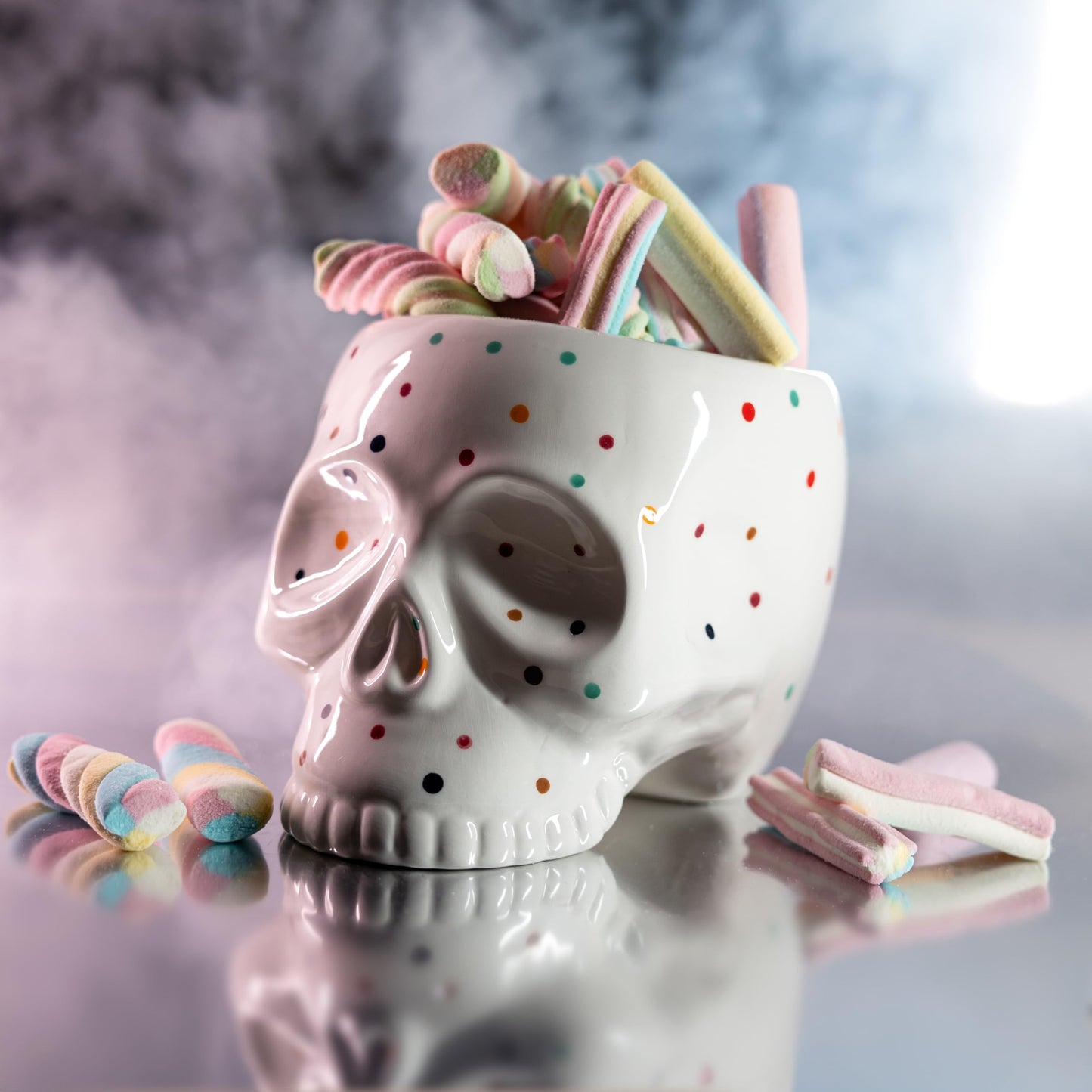 Macetero calavera con lunares de colores – Misterio y vida para tus plantas