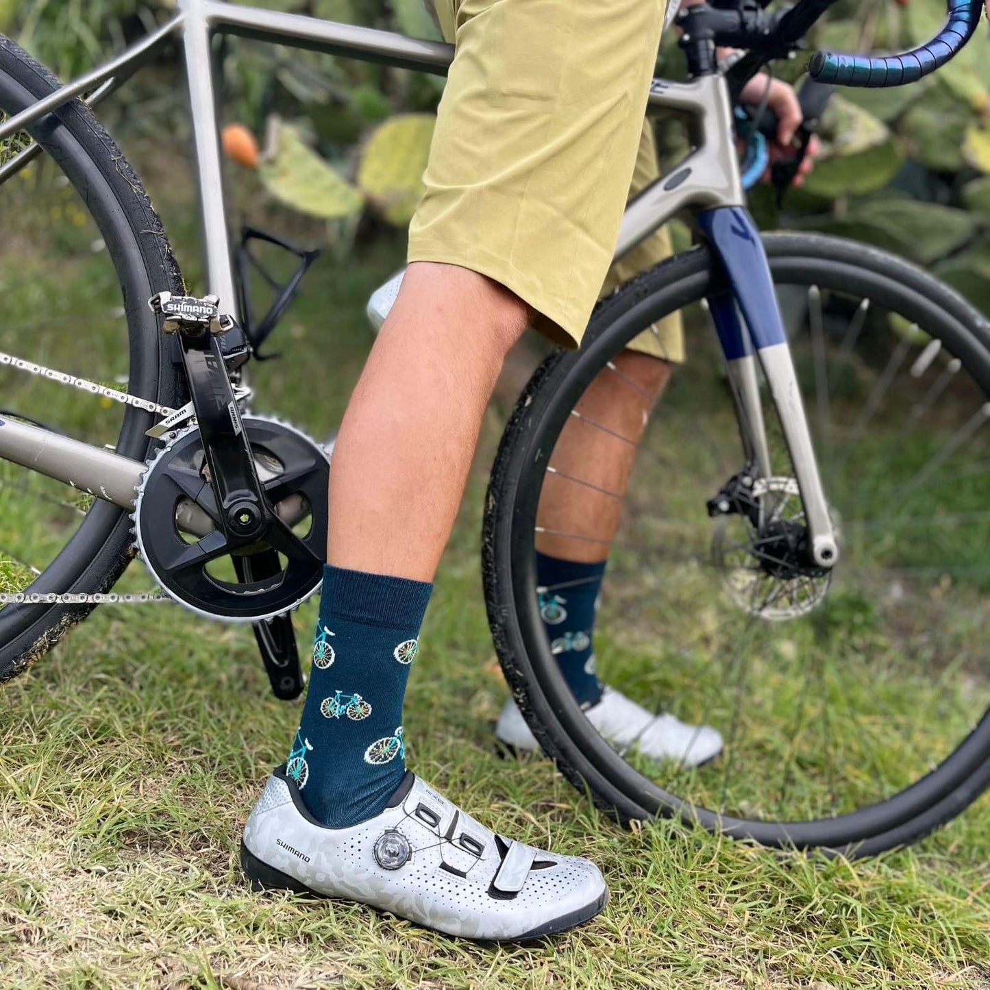 Pedal a pedal– Calcetines para ciclistas con humor