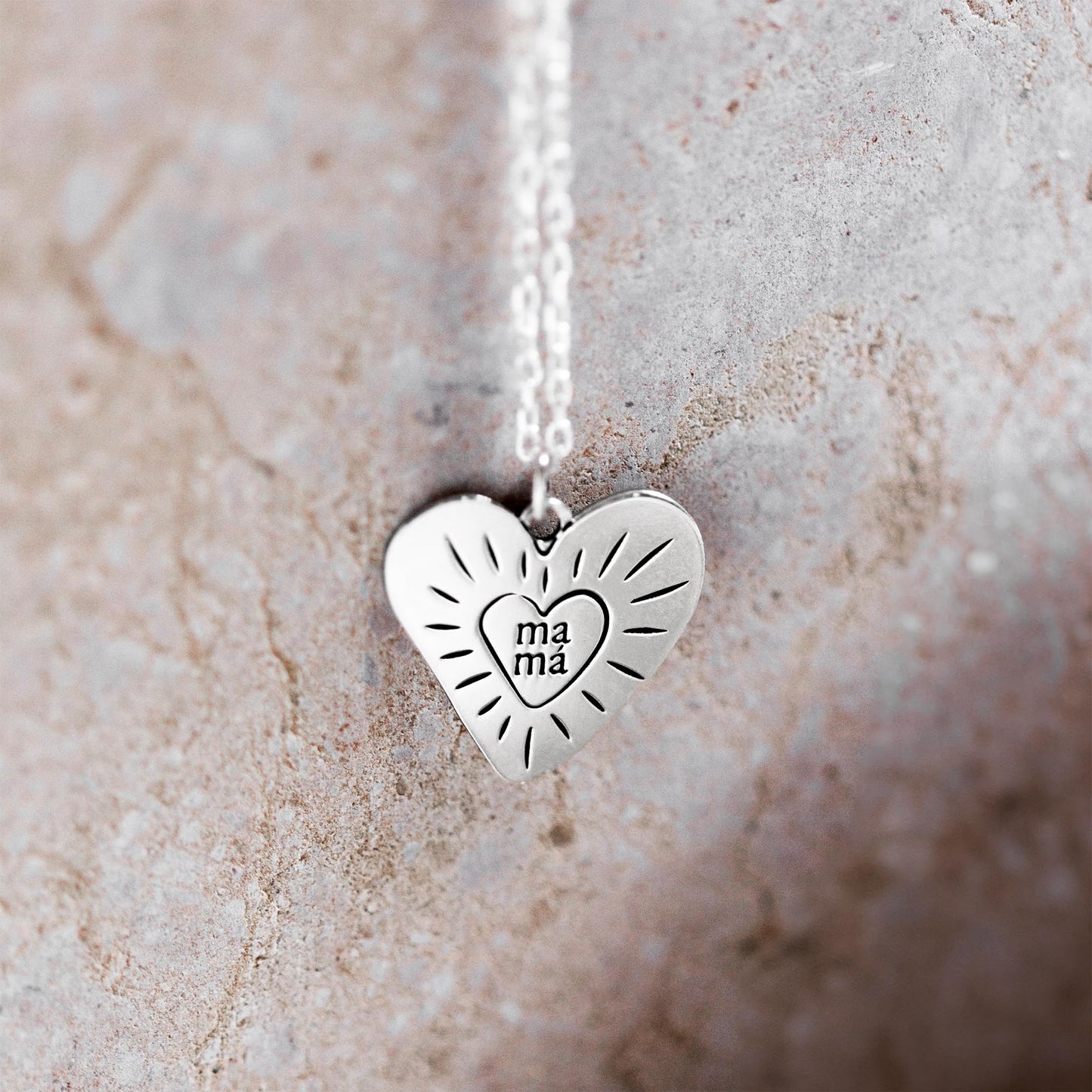 Collar mamá – Plata con corazón y mensaje grabado
