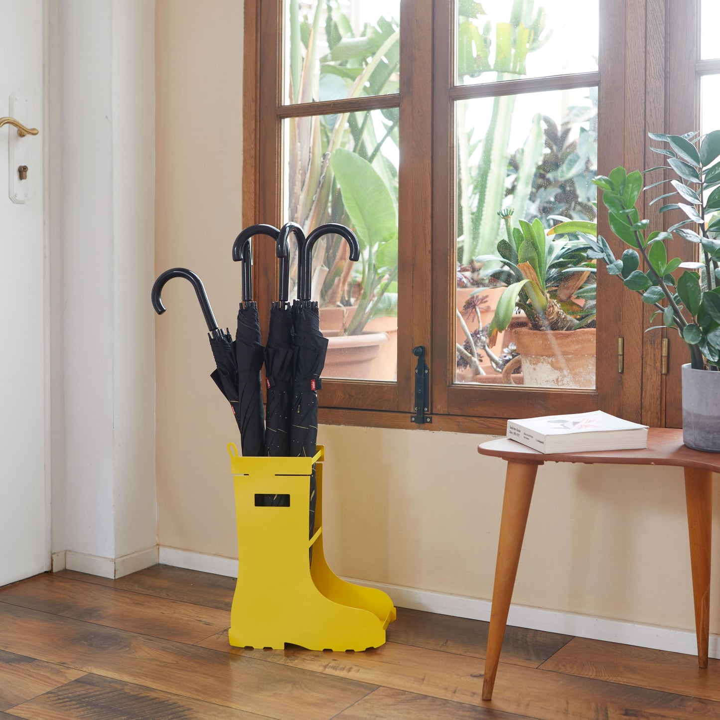 Paragüero amarillo en forma de botas – Decoración útil para días de lluvia