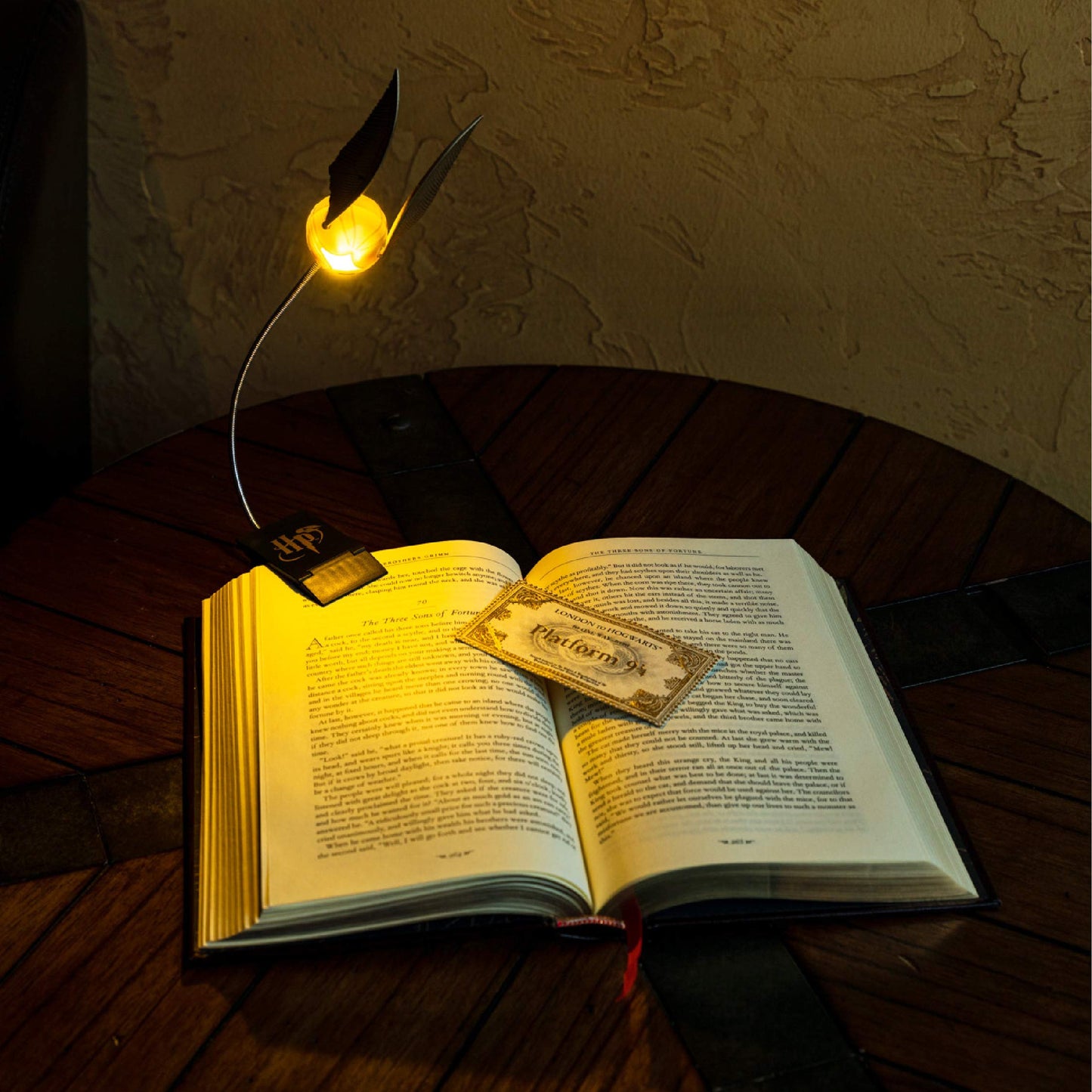 Lámpara de lectura Snitch Dorada – La magia te sigue página a página