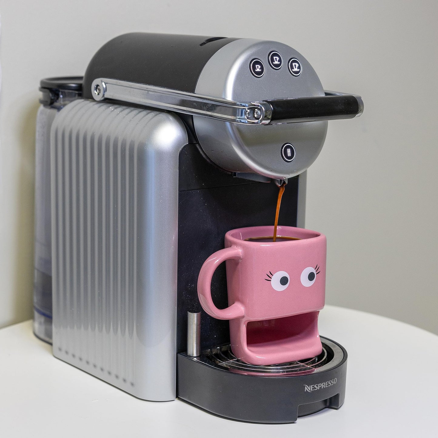 Taza ojos sorpresa – Te está mirando mientras despiertas