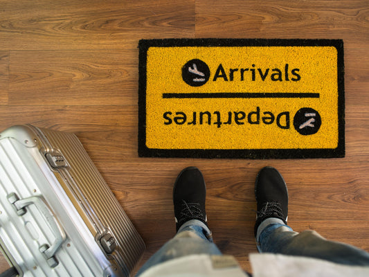Felpudo "Arrivals" – Entrada con alma viajera