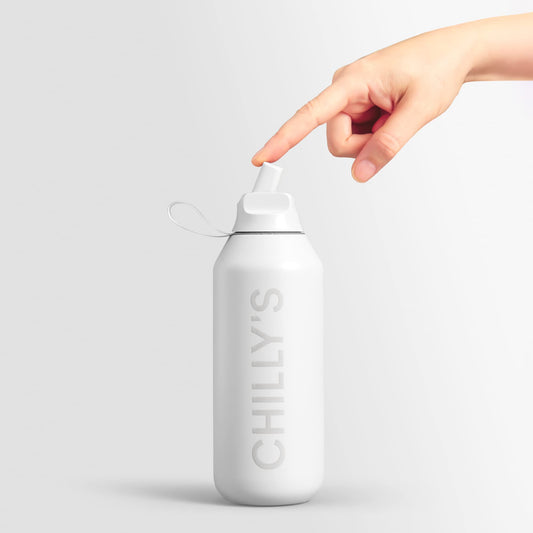 Chilly's Serie 2 Flip Botella con tapa deportiva, pajita telescópica y anillo de transporte de nailon - Tapa abre fácil, cepillo de limpieza para pajita incluido - 500ml - Whale Blue