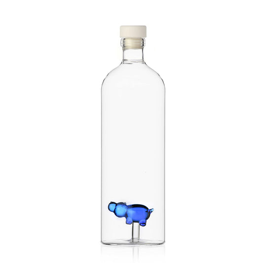 Botella con hipopótamo – Un gigante acuático en tu mesa