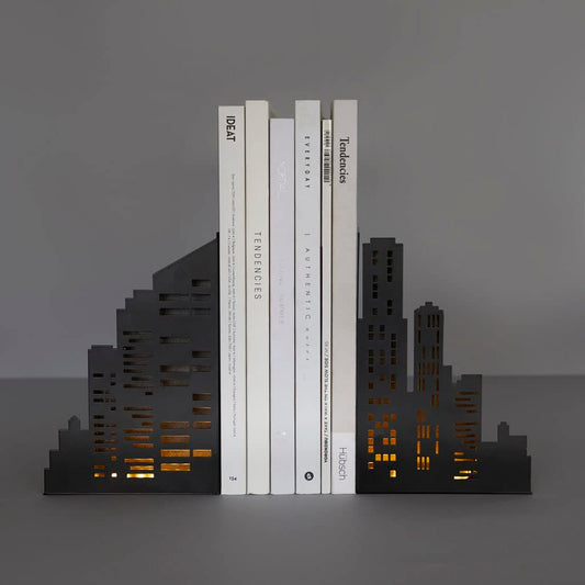 Sujetalibros skyline con luz – La ciudad iluminada entre tus novelas