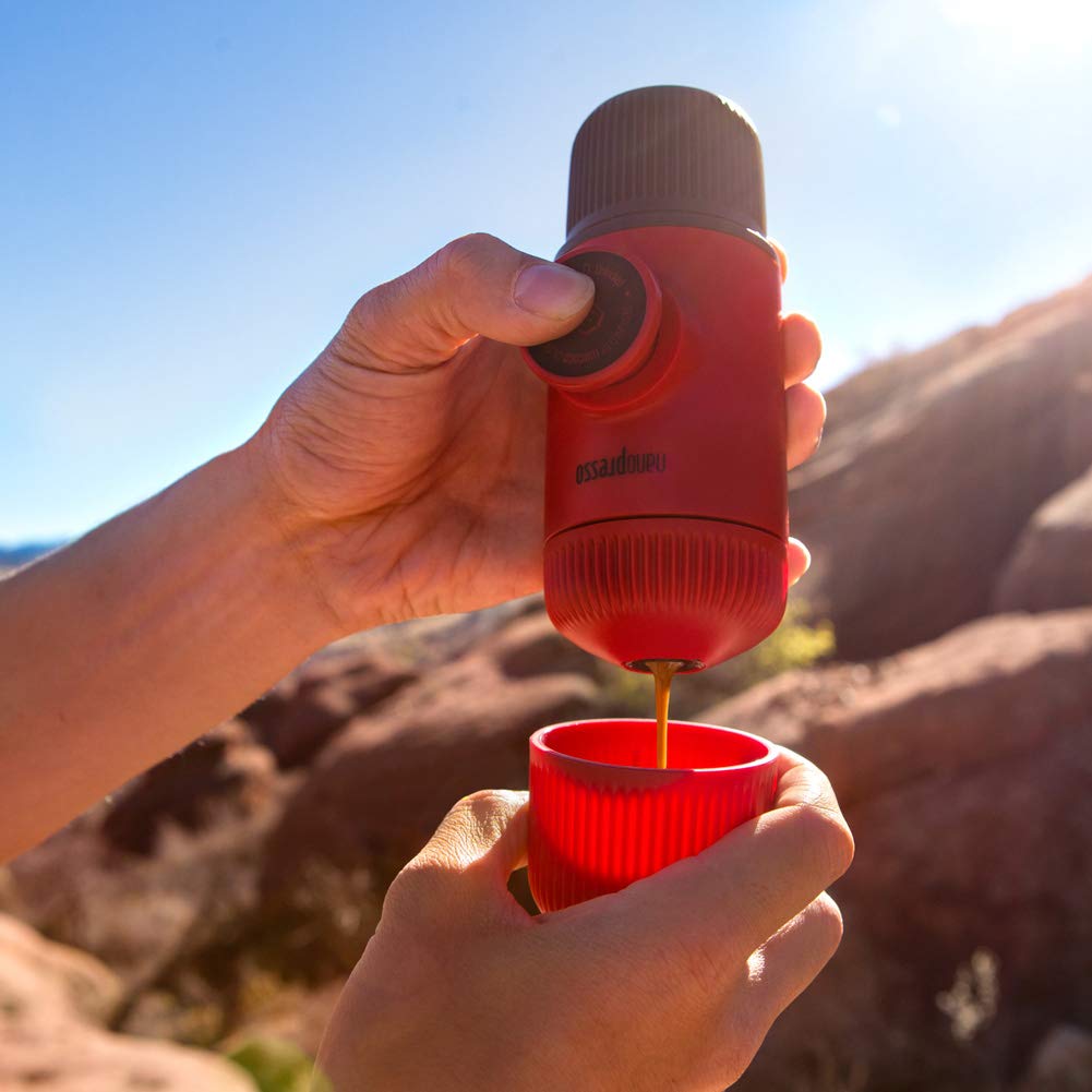 WACACO Nanopresso Cafetera Espresso Portátil, Versión Mejorada de Minipresso, 18 Bar de Presión, Cafetera de Viaje Extra Pequeña, Operada Manualmente, Rojo