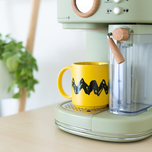 Taza Charlie Brown – Café con suéter de rayas mítico