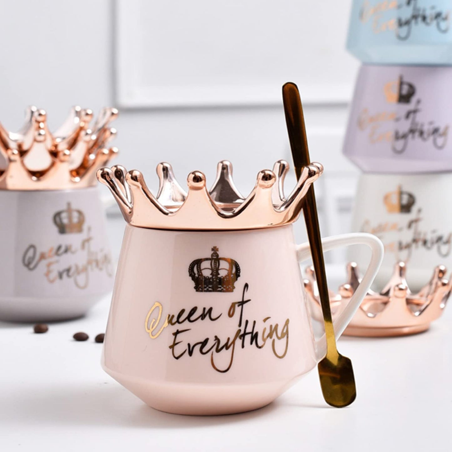 Arawat Queen of Everything Taza con Tapa Taza de Regalo con Corona de té Rosa, Taza de café con Cuchara y Posavasos de 350 ml, Taza de cerámica, Regalo de cumpleaños