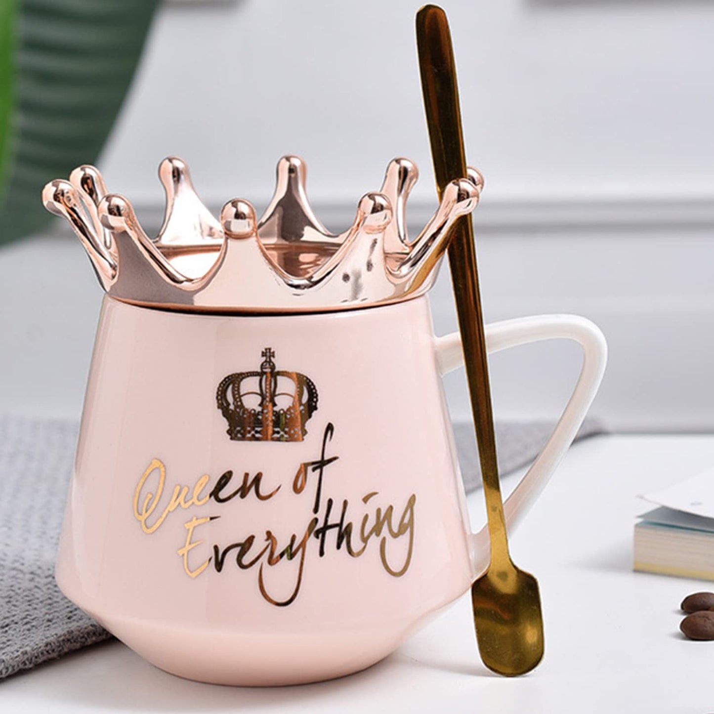 Arawat Queen of Everything Taza con Tapa Taza de Regalo con Corona de té Rosa, Taza de café con Cuchara y Posavasos de 350 ml, Taza de cerámica, Regalo de cumpleaños