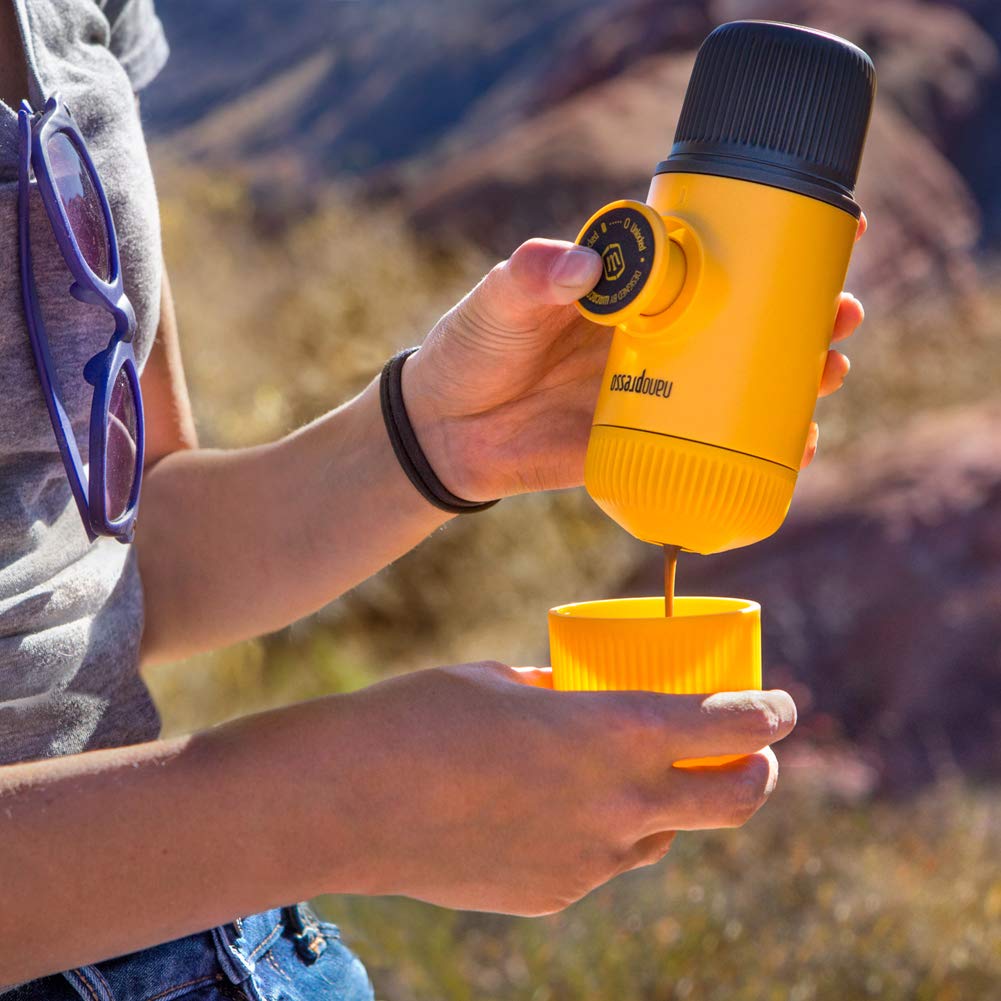 WACACO Nanopresso Cafetera Espresso Portátil, Versión Mejorada de Minipresso, 18 Bar de Presión, Cafetera de Viaje Extra Pequeña, Operada Manualmente, Amarillo