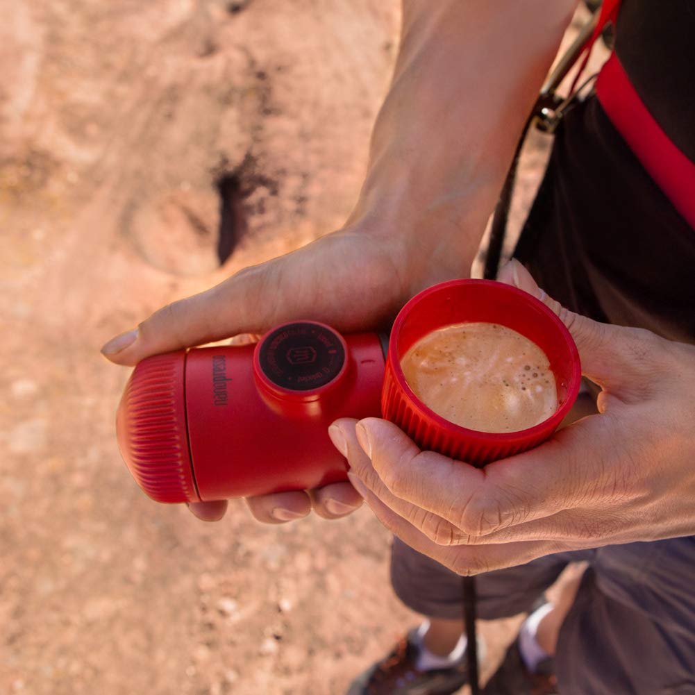 WACACO Nanopresso Cafetera Espresso Portátil, Versión Mejorada de Minipresso, 18 Bar de Presión, Cafetera de Viaje Extra Pequeña, Operada Manualmente, Rojo