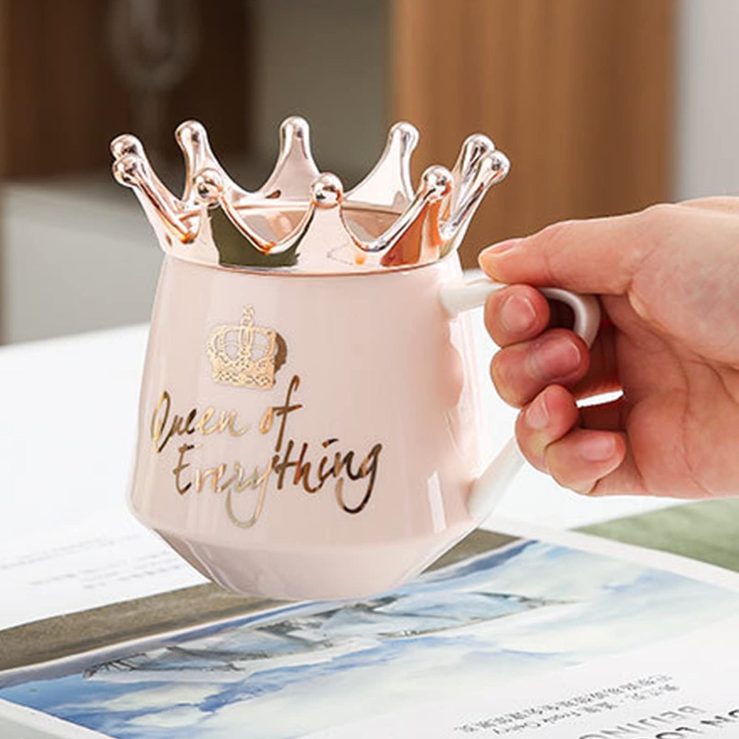 Arawat Queen of Everything Taza con Tapa Taza de Regalo con Corona de té Rosa, Taza de café con Cuchara y Posavasos de 350 ml, Taza de cerámica, Regalo de cumpleaños