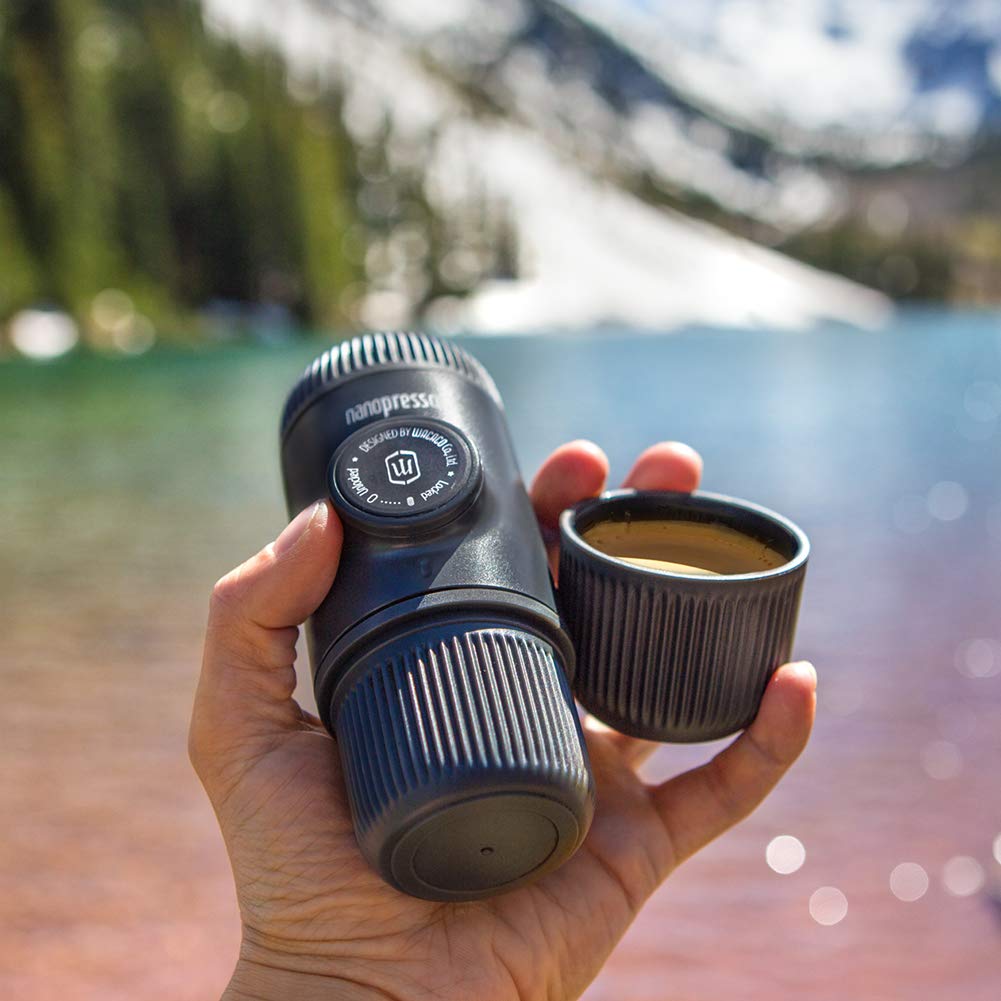 WACACO Nanopresso Cafetera Espresso Portátil, Versión Mejorada de Minipresso, 18 Bar de Presión, Cafetera de Viaje, Operada Manualmente, Mini Máquina de Café para Camping, Gris