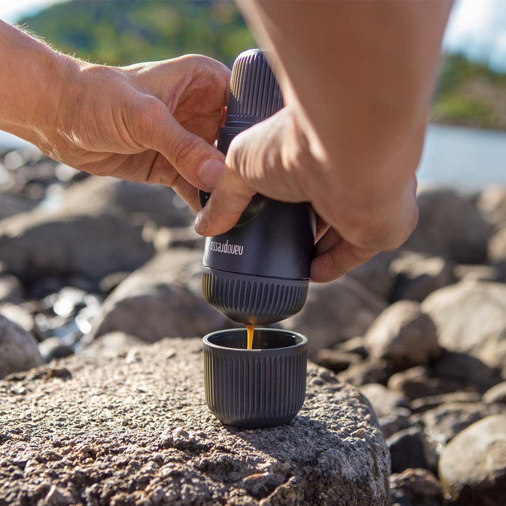 WACACO Nanopresso Cafetera Espresso Portátil, Versión Mejorada de Minipresso, 18 Bar de Presión, Cafetera de Viaje, Operada Manualmente, Mini Máquina de Café para Camping, Gris