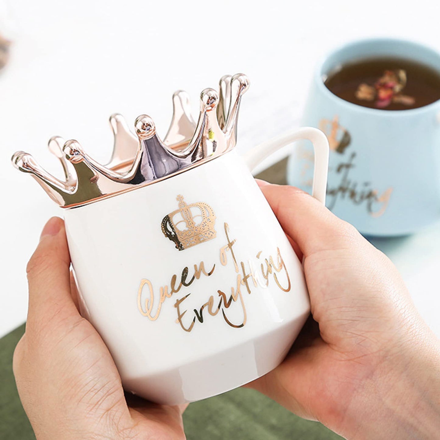 Arawat Queen of Everything Taza con Tapa Taza de Regalo con Corona de té Rosa, Taza de café con Cuchara y Posavasos de 350 ml, Taza de cerámica, Regalo de cumpleaños