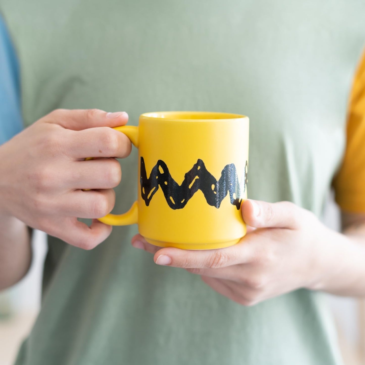 Taza Charlie Brown – Café con suéter de rayas mítico