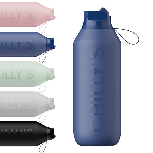 Chilly's Serie 2 Flip Botella con tapa deportiva, pajita telescópica y anillo de transporte de nailon - Tapa abre fácil, cepillo de limpieza para pajita incluido - 500ml - Whale Blue
