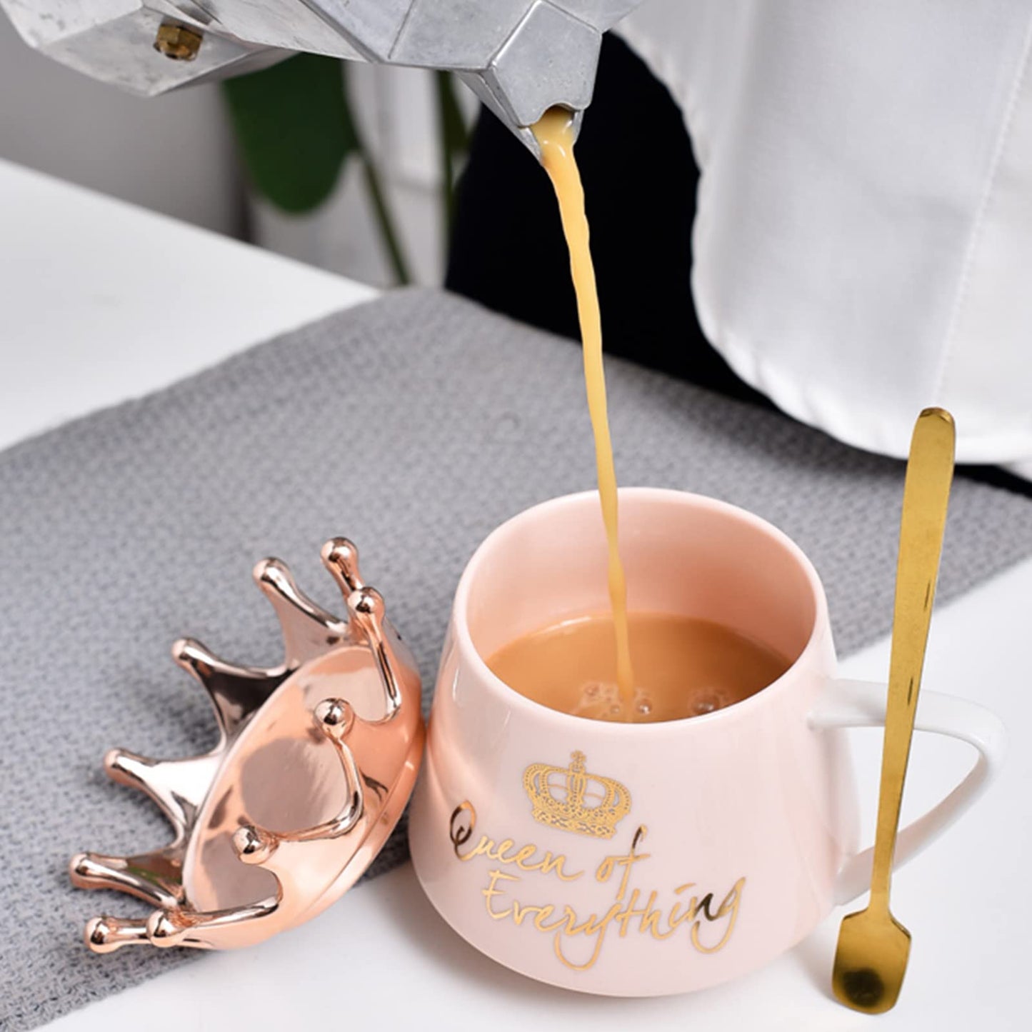 Arawat Queen of Everything Taza con Tapa Taza de Regalo con Corona de té Rosa, Taza de café con Cuchara y Posavasos de 350 ml, Taza de cerámica, Regalo de cumpleaños