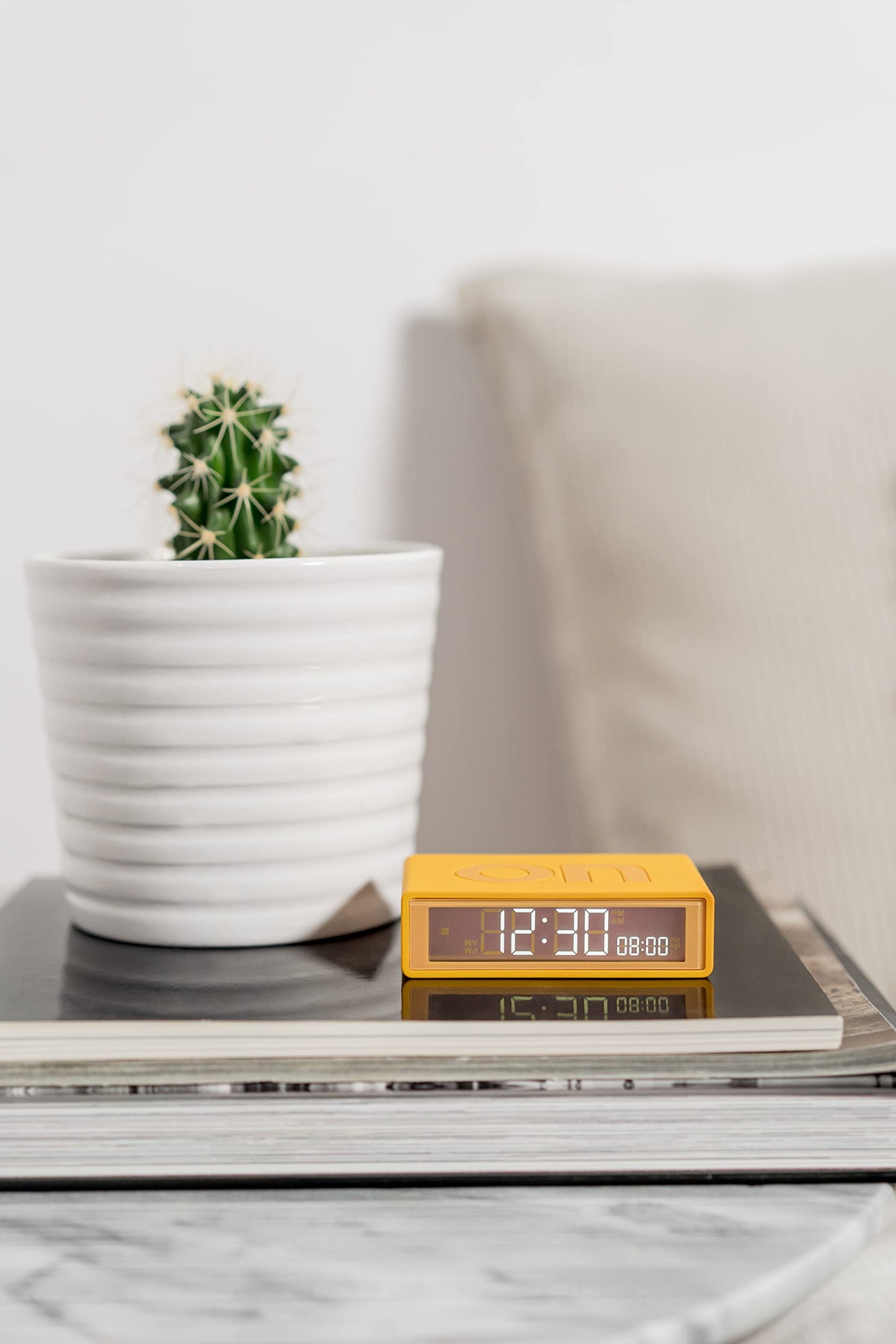 Lexon Flip+ - Reloj Despertador con Pantalla LCD (Goma), Color Amarillo