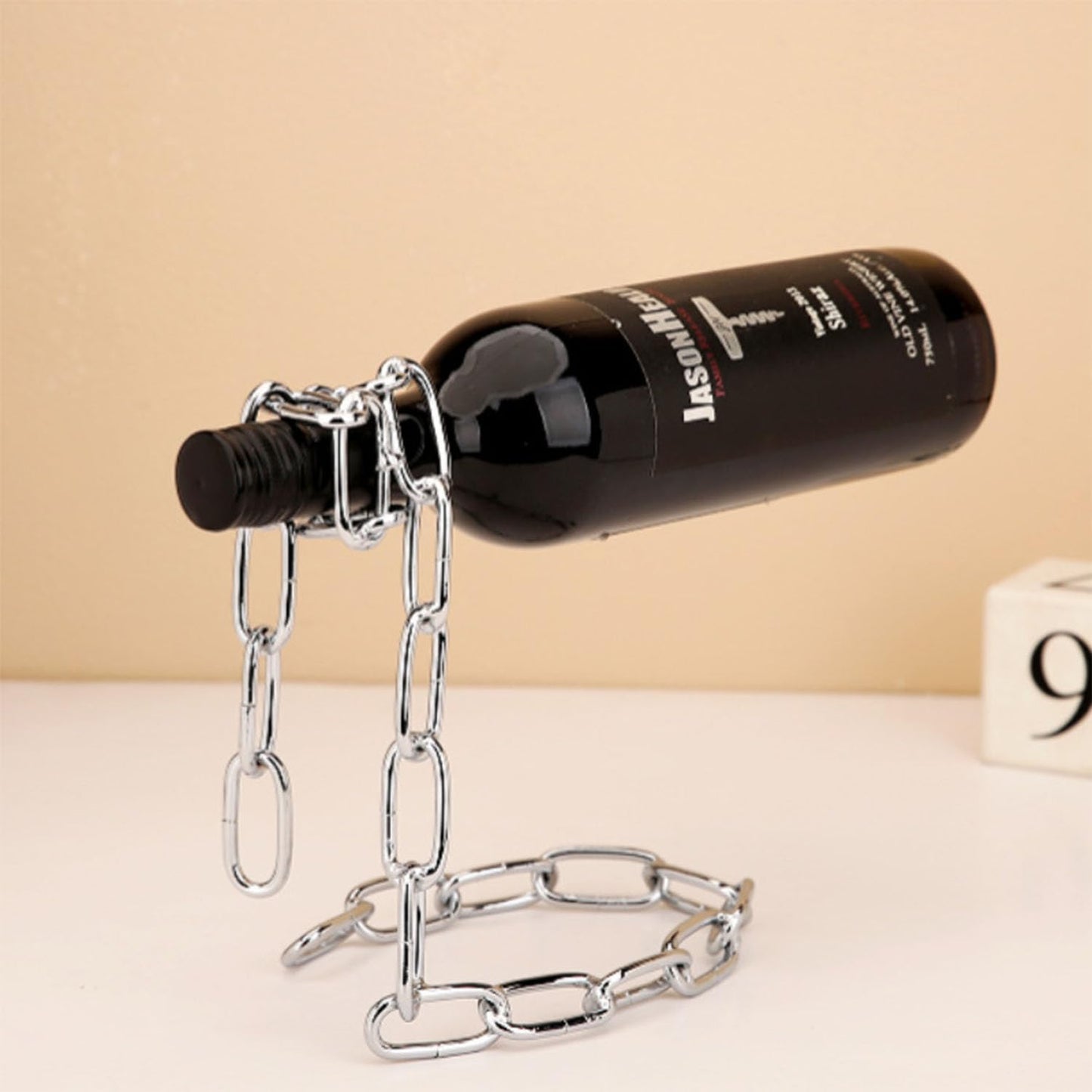 Soporte botella cadena – Tu vino desafiando la gravedad
