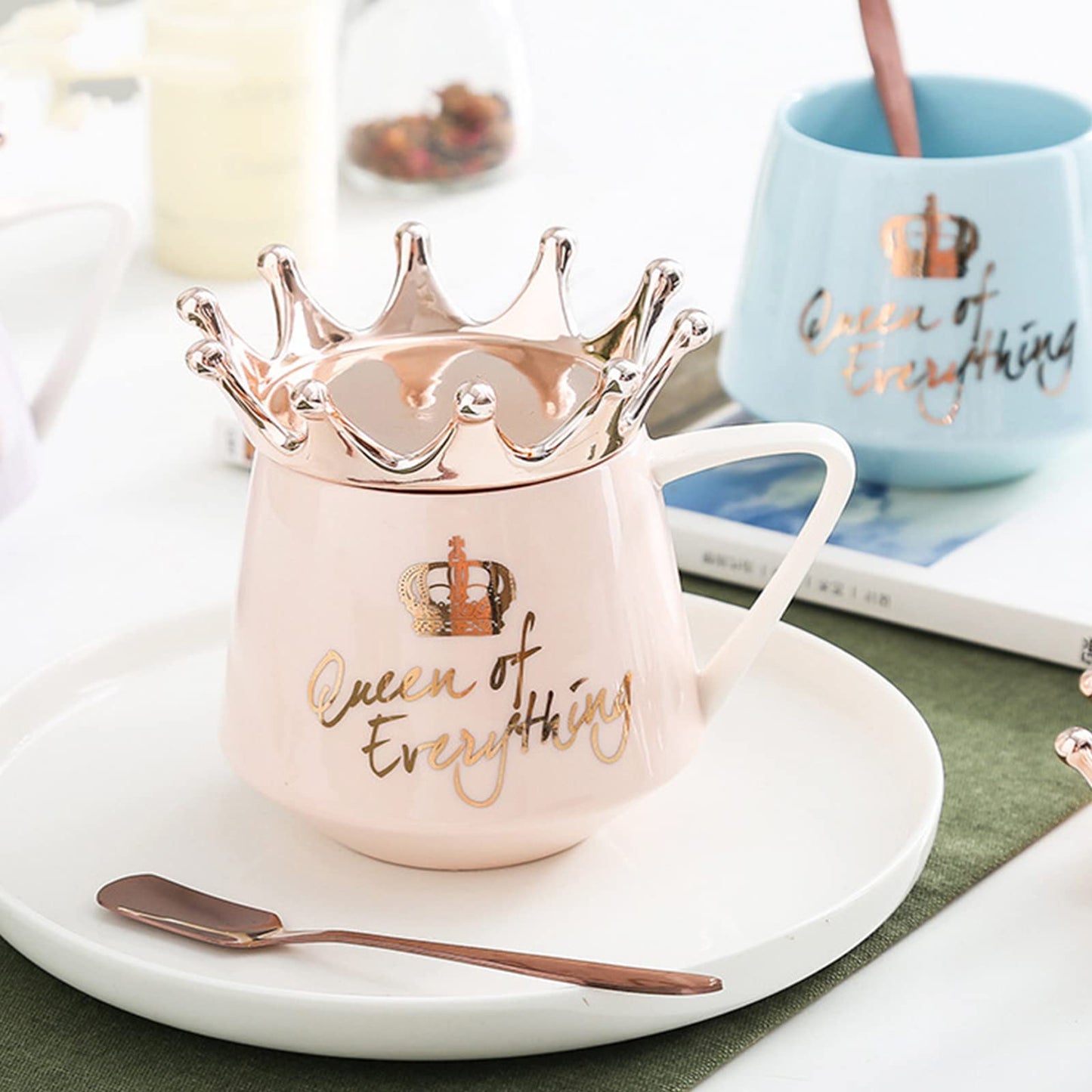 Arawat Queen of Everything Taza con Tapa Taza de Regalo con Corona de té Rosa, Taza de café con Cuchara y Posavasos de 350 ml, Taza de cerámica, Regalo de cumpleaños