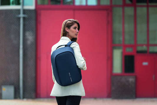 Mochila antirrobo Bobby Hero Small – Diseño sostenible y urbano con puerto USB