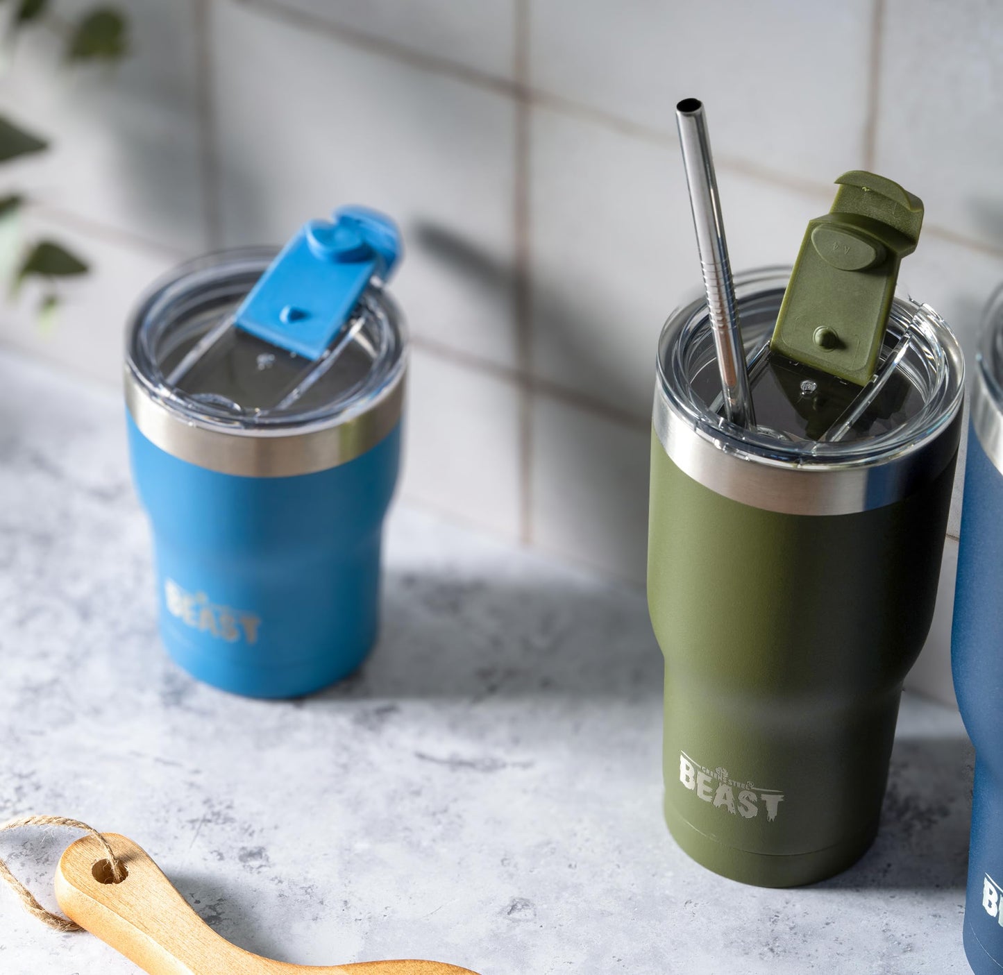 BEAST Termo Café para Llevar - 900ml I Verde militar I Taza Térmica de Acero Inoxidable Reusable I Taza Viajera de Doble Pared al Vacío I 2 Pajitas y Cepillo de Limpieza I para Café Frío o Caliente