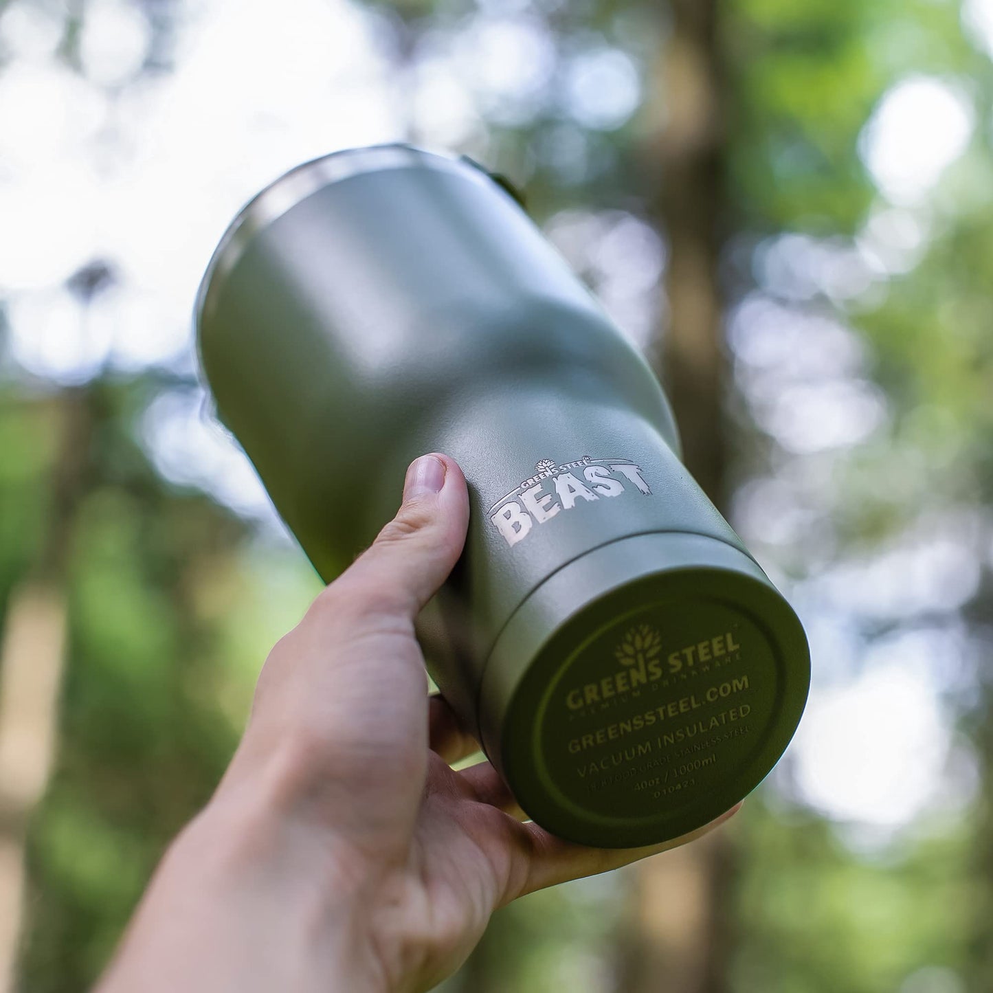 BEAST Termo Café para Llevar - 900ml I Verde militar I Taza Térmica de Acero Inoxidable Reusable I Taza Viajera de Doble Pared al Vacío I 2 Pajitas y Cepillo de Limpieza I para Café Frío o Caliente