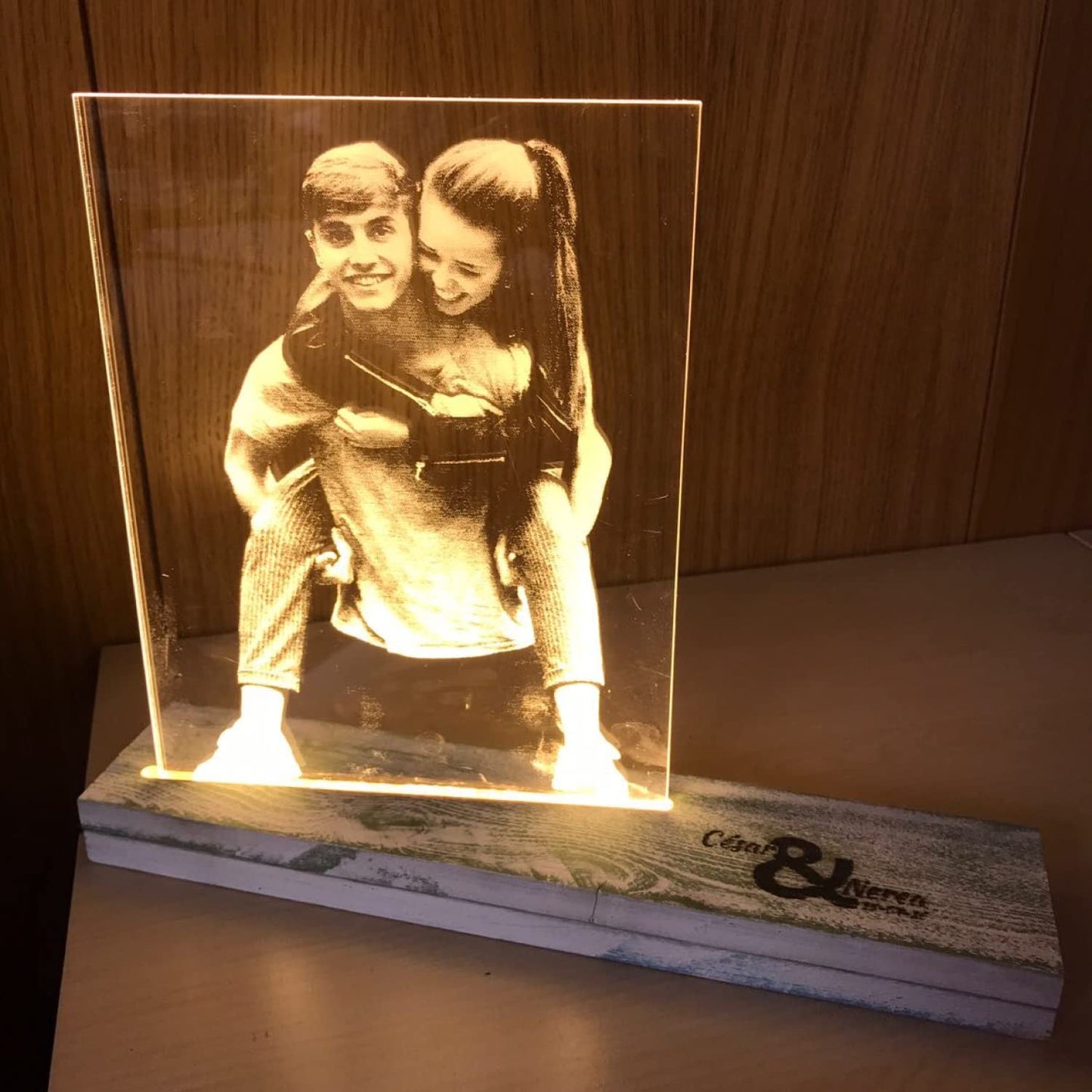 Lámpara Personalizada con tu Foto | Foto Diagonal | Luz LED Incluida + Interruptor Táctil | Soporte de Madera Grabado | Ideal para Regalar a tus Amigos, Pareja y Familiares