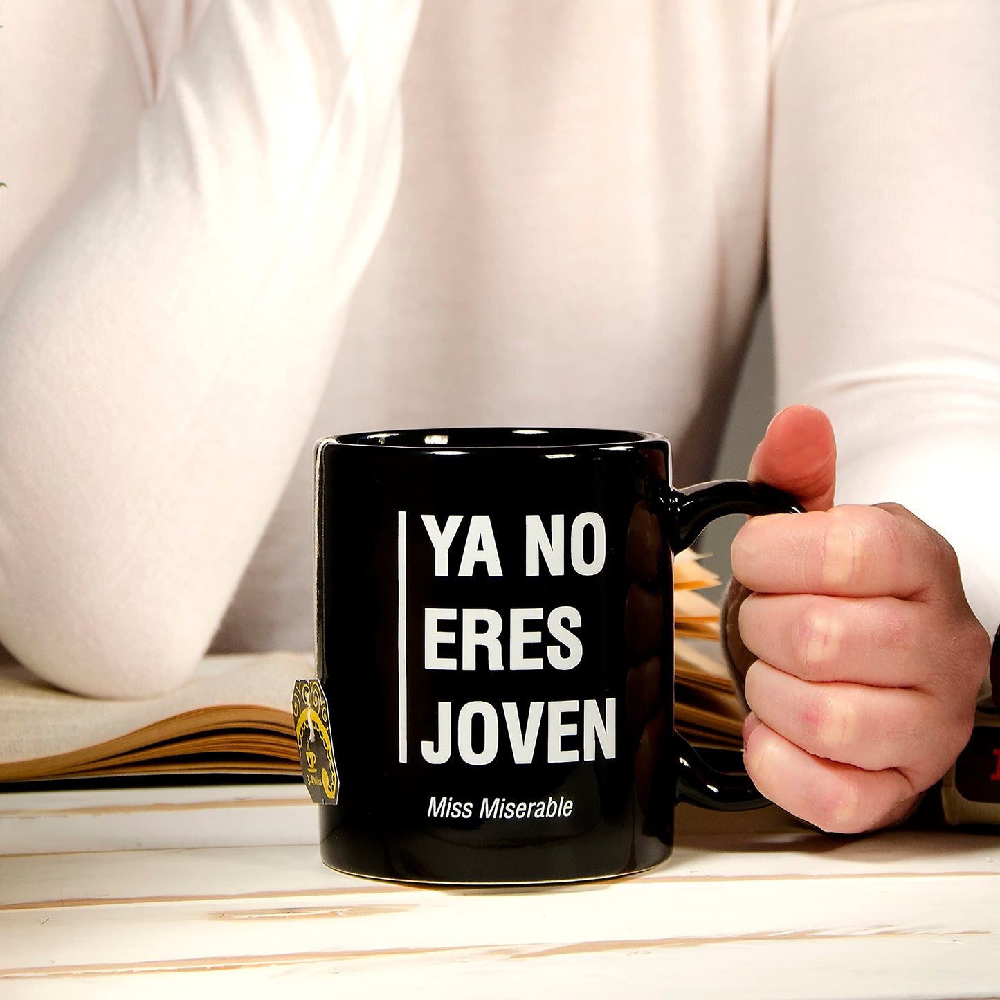 Miss Miserable Ya no eres Joven Taza de Desayuno Original, Cerámica, Negro, 8 cm