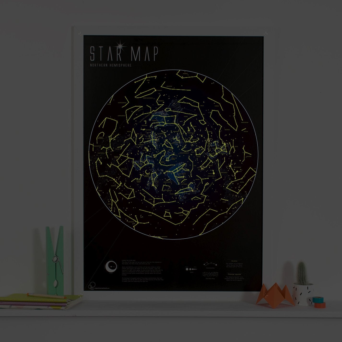 Póster Mapa Estelar Fluorescente – Duerme Bajo las Estrellas Cada Noche