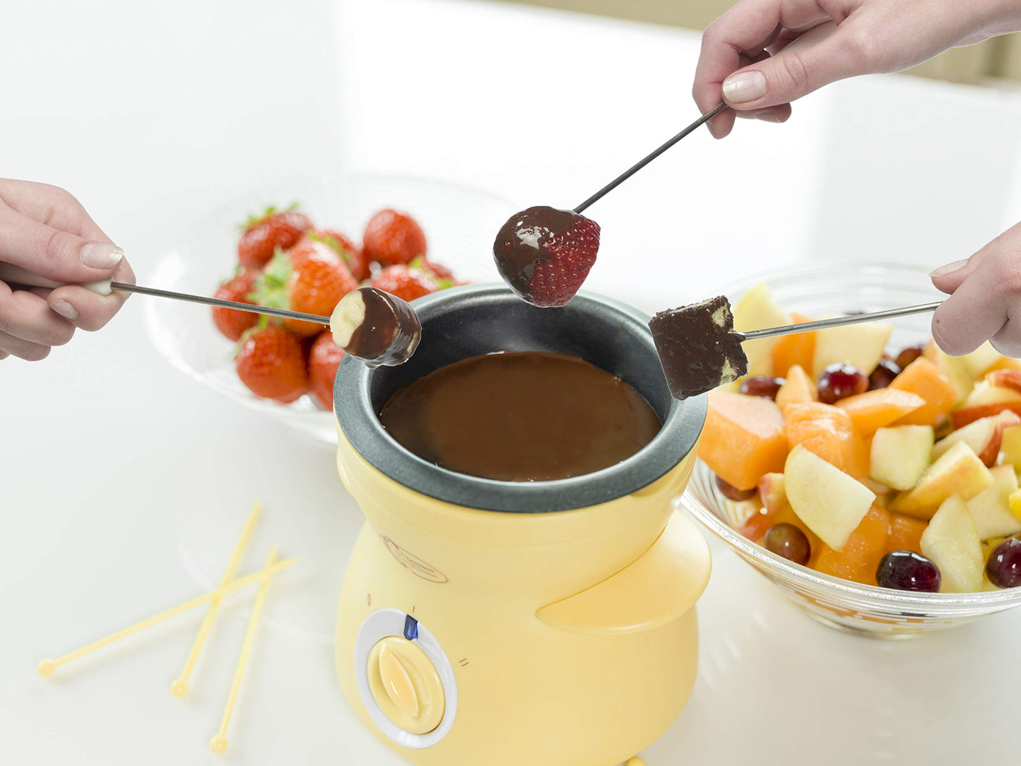 Bestron Fondue de chocolate para 2 personas, mini set de fondue de chocolate, incl. 10xskewers, 10xforks y 1xspatula, 25Watt, Color: Amarillo