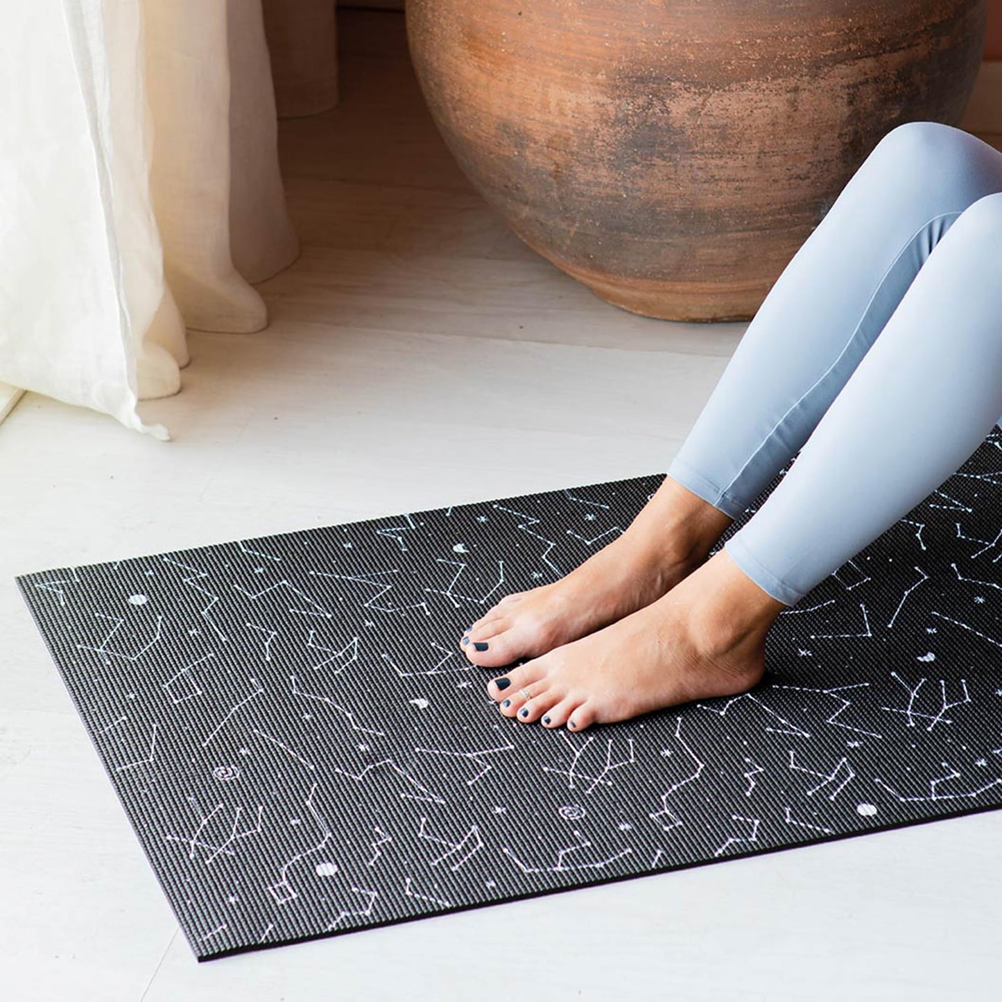 DOIY - Esterilla de Yoga Antideslizante - Estampado de Constelaciones - Equipada con Cojín de Apoyo - Asas para Transporte - Esterilla de Pilates Gruesa - Colchoneta de Ejercicios - 60x173x0,6 cm